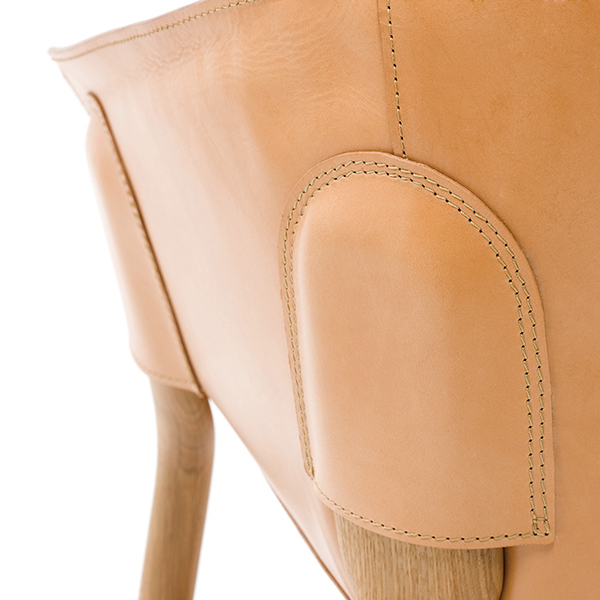 Специальные кармашки позволяют стулу держаться на ножках