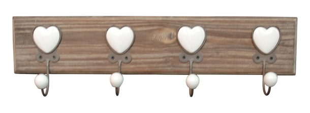 Крючки для одежды с украшением в виде сердечка, прикрепленные на деревянную планку