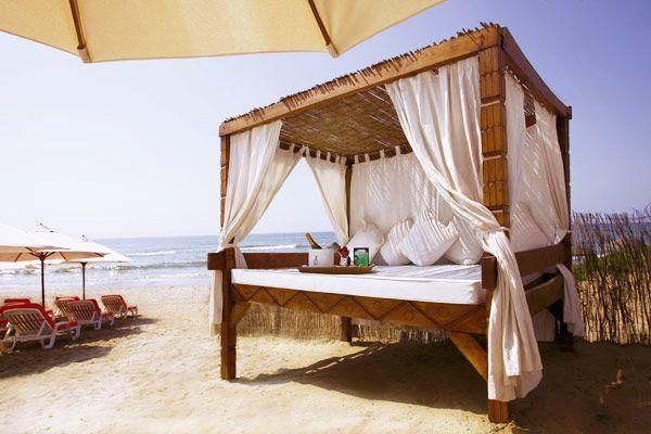 Кровать на пляже