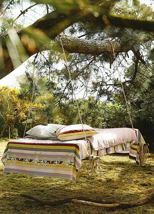 Подвесная кровать под деревом