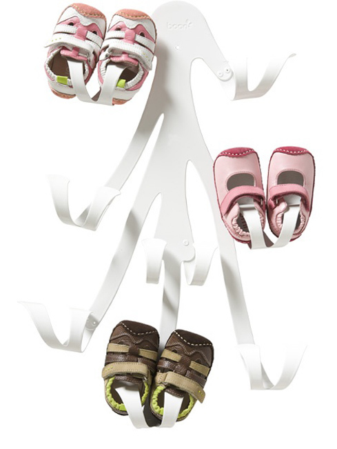Белые система из крючков для хранения детской обуви