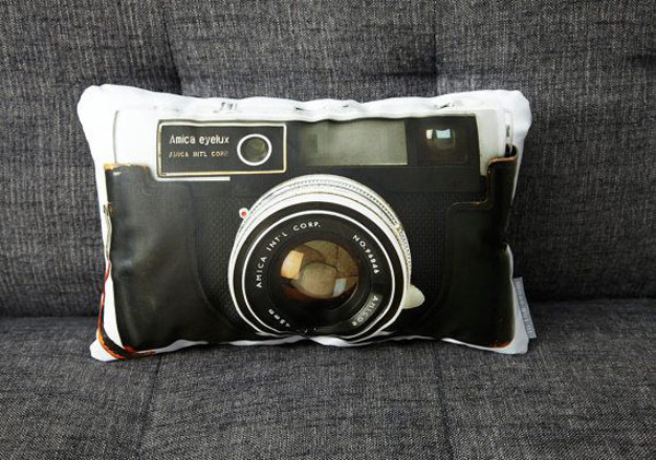 Кожаная подушка с рисунком фотоаппарата
