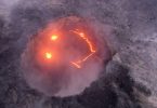 Смайлик в расплавленной лаве конуса Пуу-оо на вулкане Килауэа