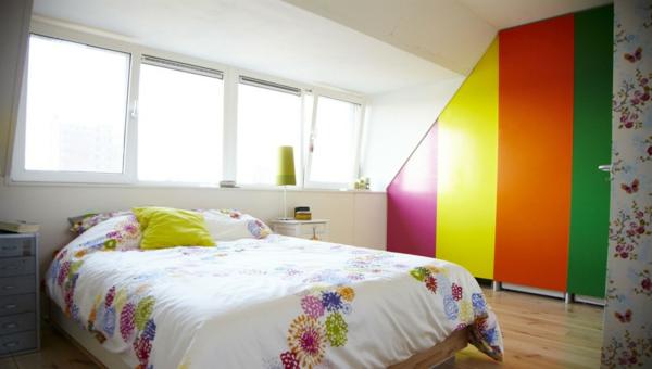Дивное оформление интерьера спальни в радужных цветах
