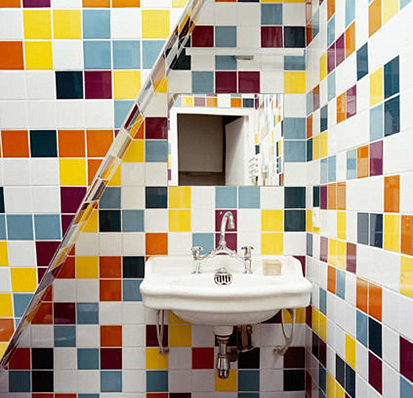 Замечательное оформление интерьера ванной комнаты в радужных цветах