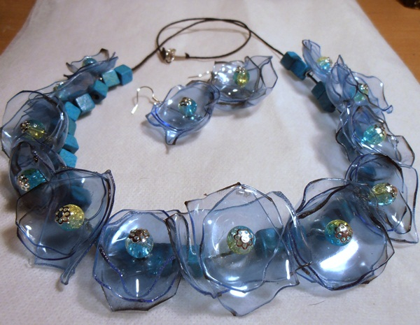 Ожерелье из пластиковых бутылок
