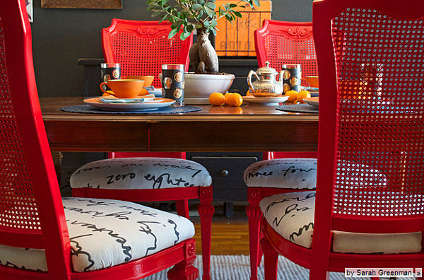 Красные стулья с принтом в интерьере столовой
