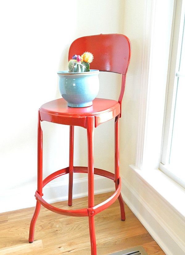 Красный барный стул