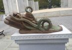 Атака гигантского осьминога: бронзовый памятник событию, которого не было в действительности