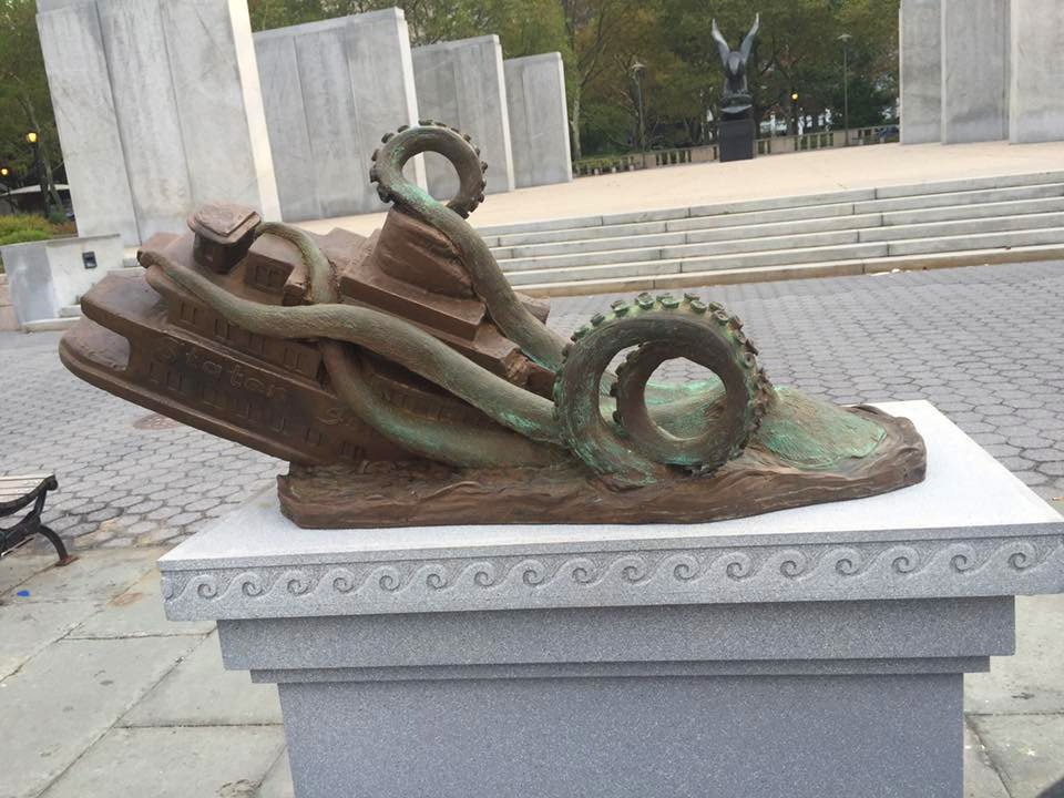 Атака гигантского осьминога: бронзовый памятник событию, которого не было в действительности
