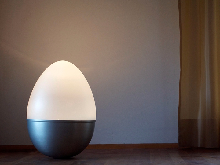 Красивый светильник в виде яйца-неваляшки от Isabel Heubl