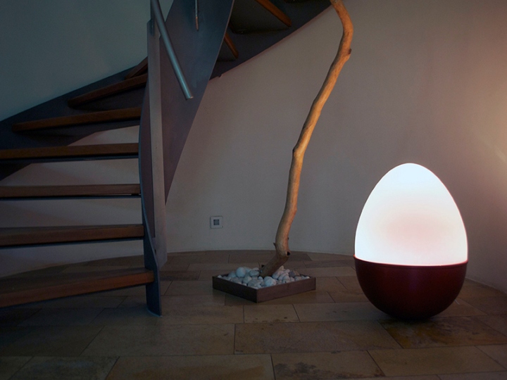 Сногшибательный светильник в виде яйца-неваляшки от Isabel Heubl