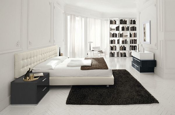 Чёрный ковёр в белой спальне