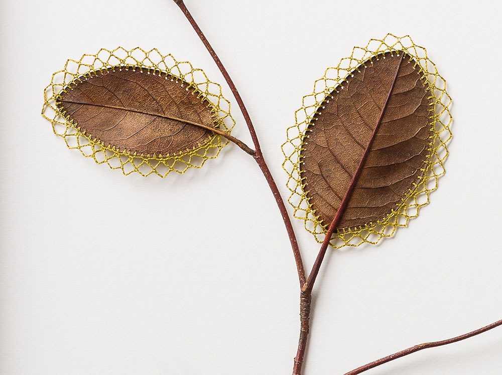 Сусанна Бауэр: ажурное вязание как драгоценная инкрустация на сухих листьях