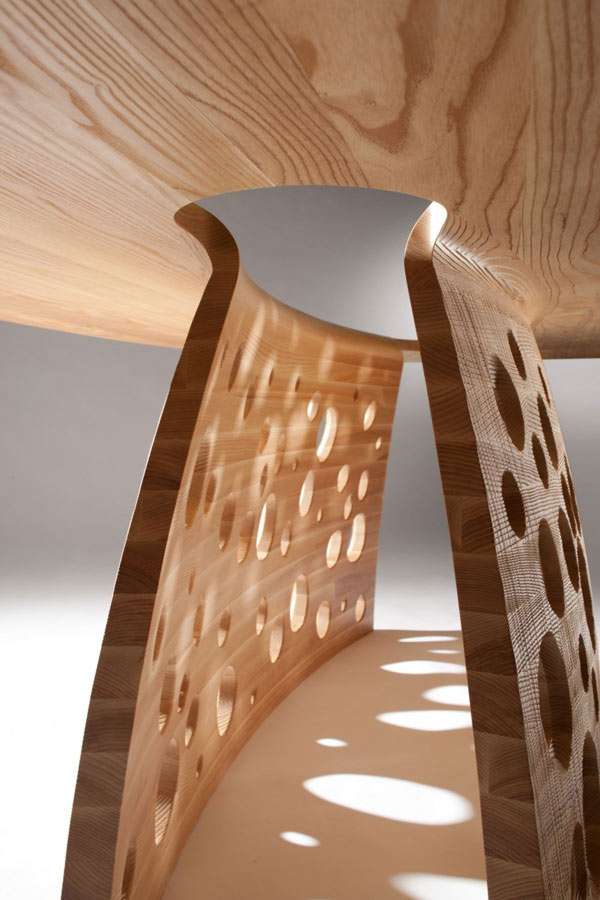 Красивый деревянный столик с перфорированной ножкой