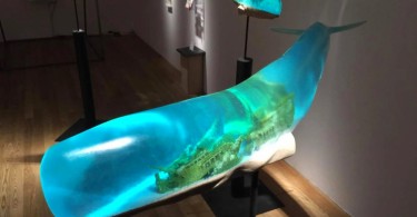 Сансара: скульптуры китов в инсталляции Исаны Ямады