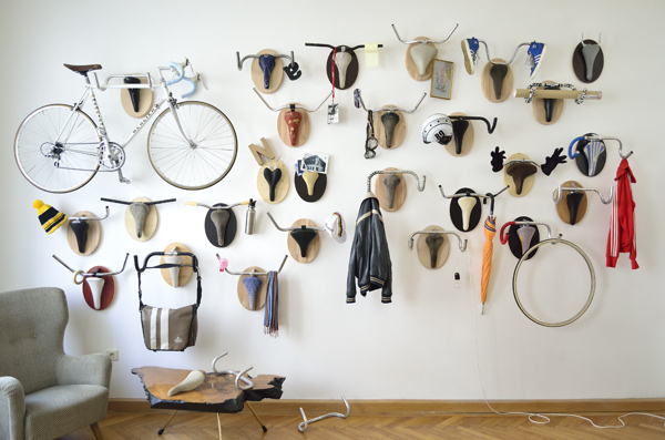 Креативные вешалки выполненные из велосипеда и его запчастей