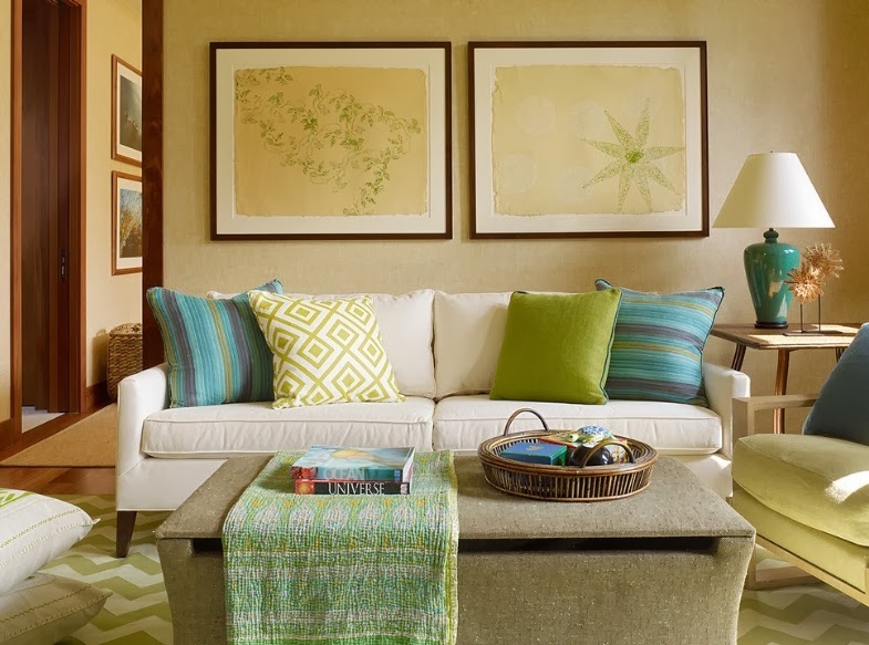 Яркие цвета подушек на диване