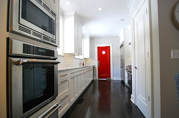 Ярко-красная дверь на кухне