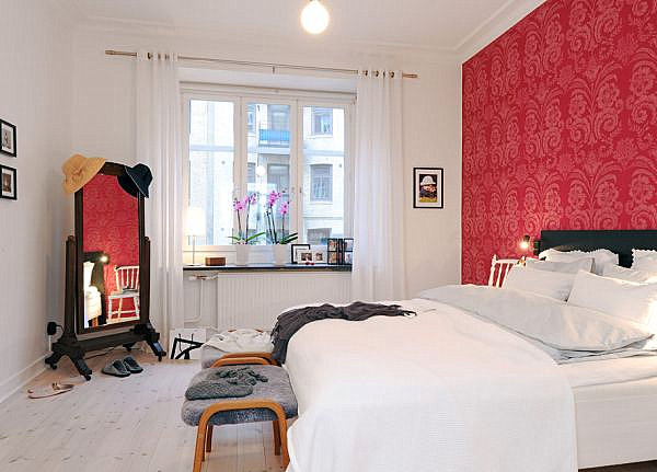 Современная спальная с эклектичным сочетанием белого и красного