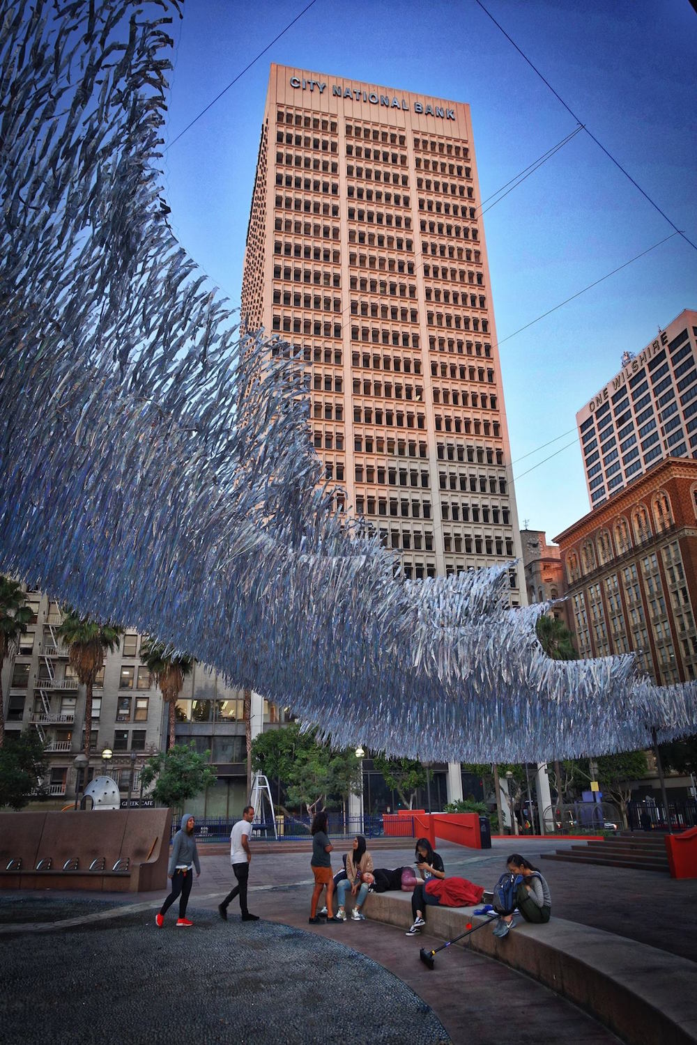 Жидкий осколок: арт-инсталляция из майлара в центре Лос-Анджелеса