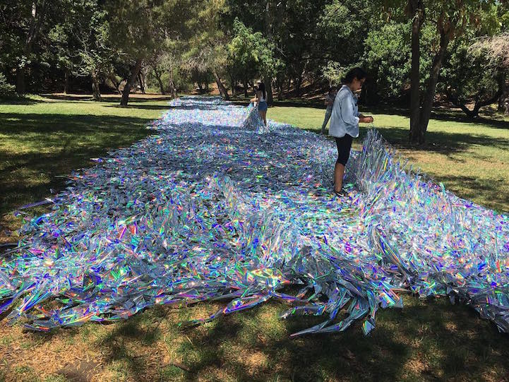 Жидкий осколок: арт-инсталляция из майлара в центре Лос-Анджелеса