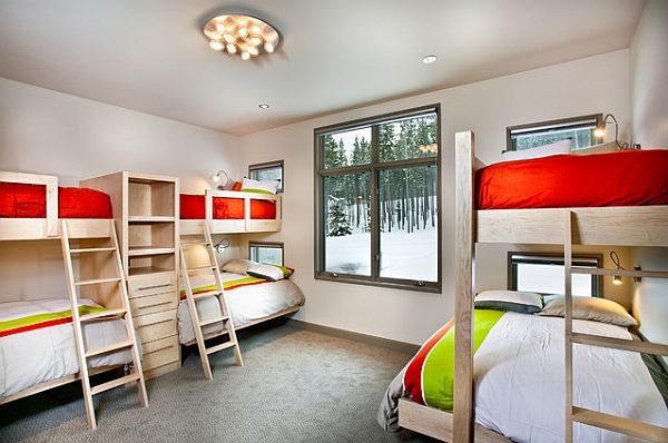 Деревянные двухъярусные кровати с ярким постельным бельем