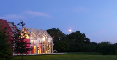 Дизайн загородного дома от dRMM: стекло и раздвижной чехол из деревянного сайдинга