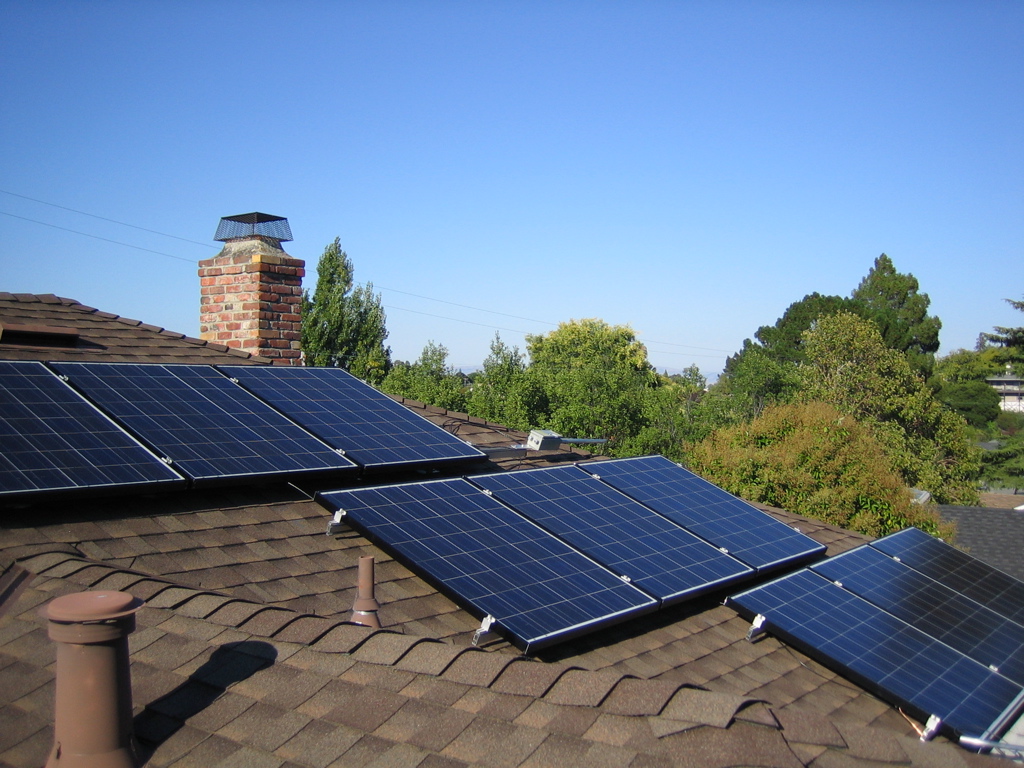 Солнечные батареи на крыше дома