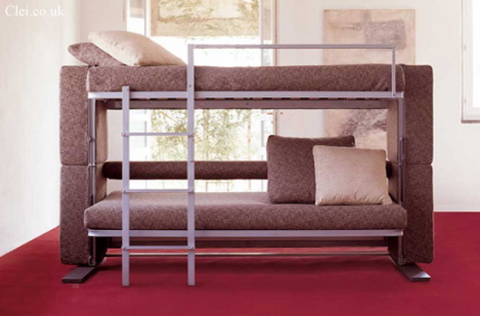 Необычный диван-трансформер, преобразованное в двухуровневую кровать