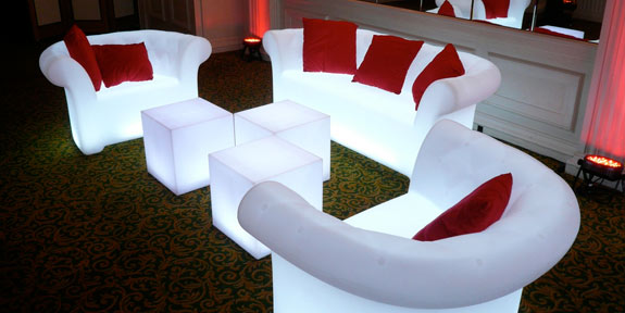 Необычный диван, кресла и стол из поликарбоната со встроенной подсветкой