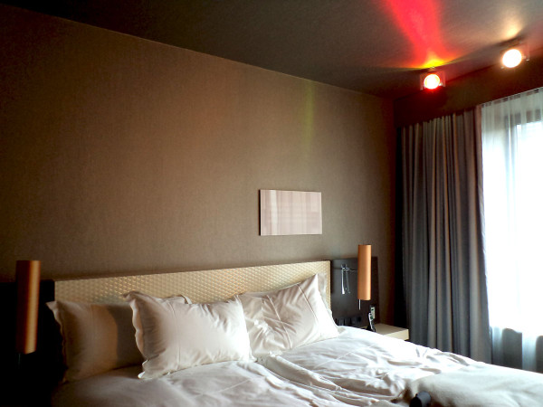 Спальня номера роскошного отеля Sofitel Munich Bayerpost