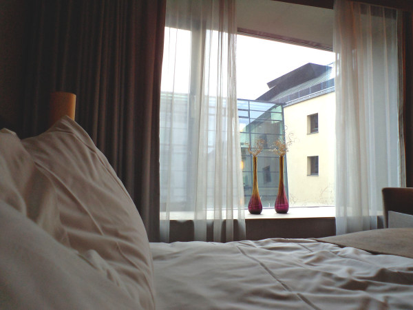 Спальня номера роскошного отеля Sofitel Munich Bayerpost