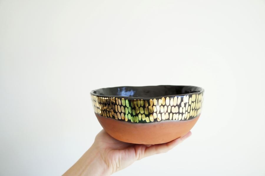 Cовременная декоративная керамика - чаша с золотым декором от The Object Enthusiast
