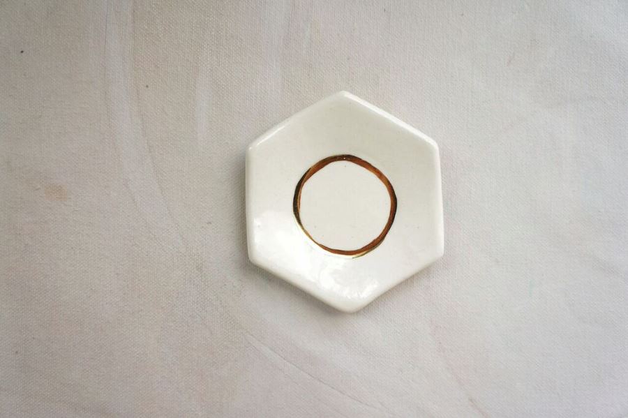 Cовременная декоративная керамика - белое блюдце шестиугольной формы от The Object Enthusiast