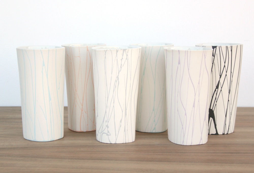 Cовременная декоративная керамика - стаканы, украшенные разбрызганной краской от Bean и Bailey
