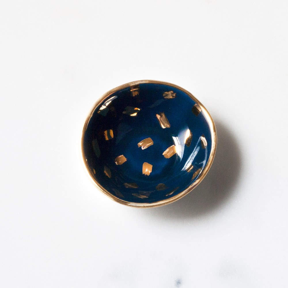 Cовременная декоративная керамика - темно-синяя чаша с золотыми мазками от Suite One Studio