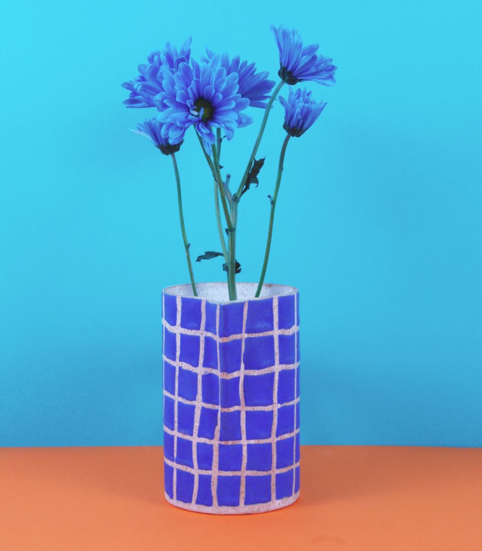 Cовременная декоративная керамика - синяя ваза в клетку от Recreation Center