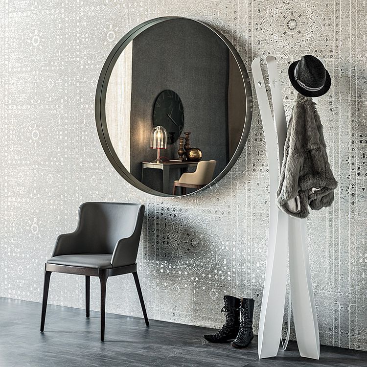 Современные зеркала в интерьере: круглое зеркало на стене