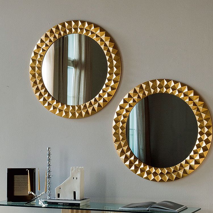 Современные зеркала в интерьере: зеркала с золотистой рамой