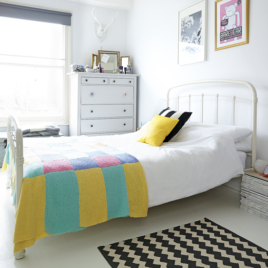 Создание уюта в комнате: чёрно-белый ковёр в интерьере спальни