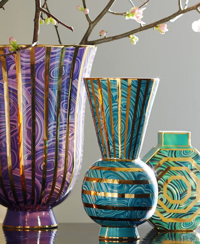 Золотые полосы на цветном малахитовом фоне керамических ваз