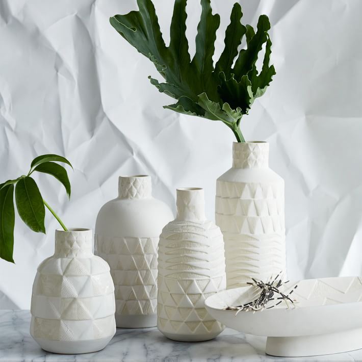 Белые глиняные вазы геометрической формы