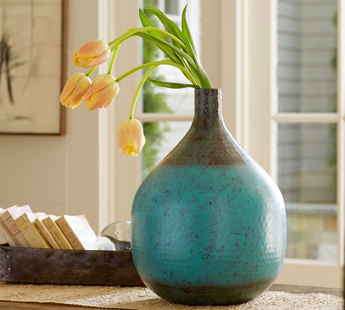 Двухцветная ваза с дизайнерской росписью ручной работы