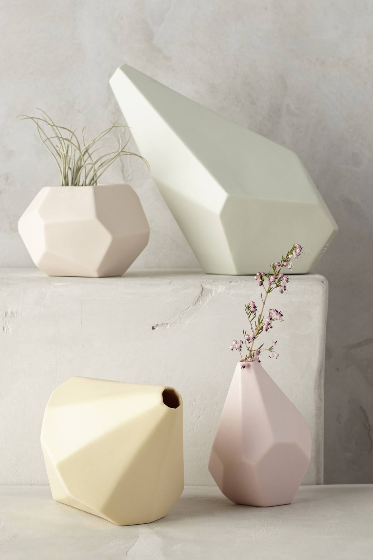 Геометрические вазы неправильной формы нежных оттенков зелёного, розового и жёлтого цветов