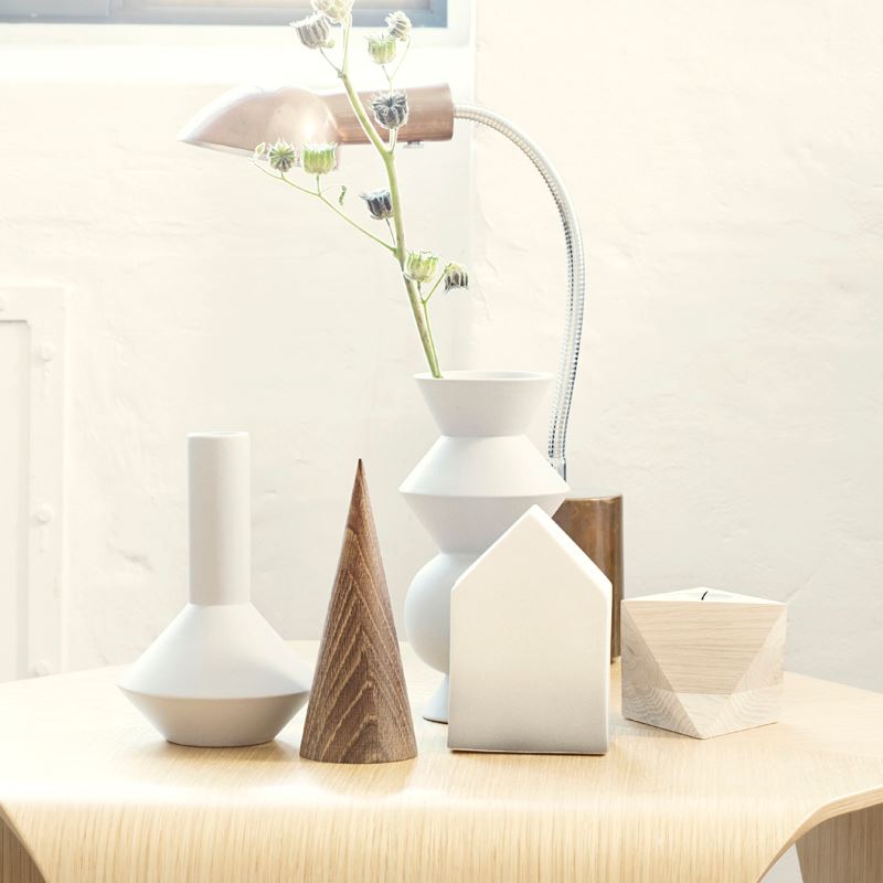 Геометрические фарфоровые вазы белого цвета