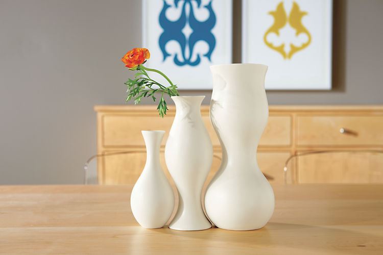 Фарфоровые вазы белого цвета