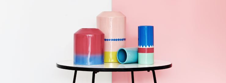 Яркие разноцветные керамические вазы разнообразной формы