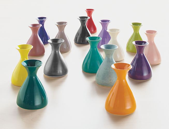 Яркие разноцветные керамические вазы в форме медицинских колб