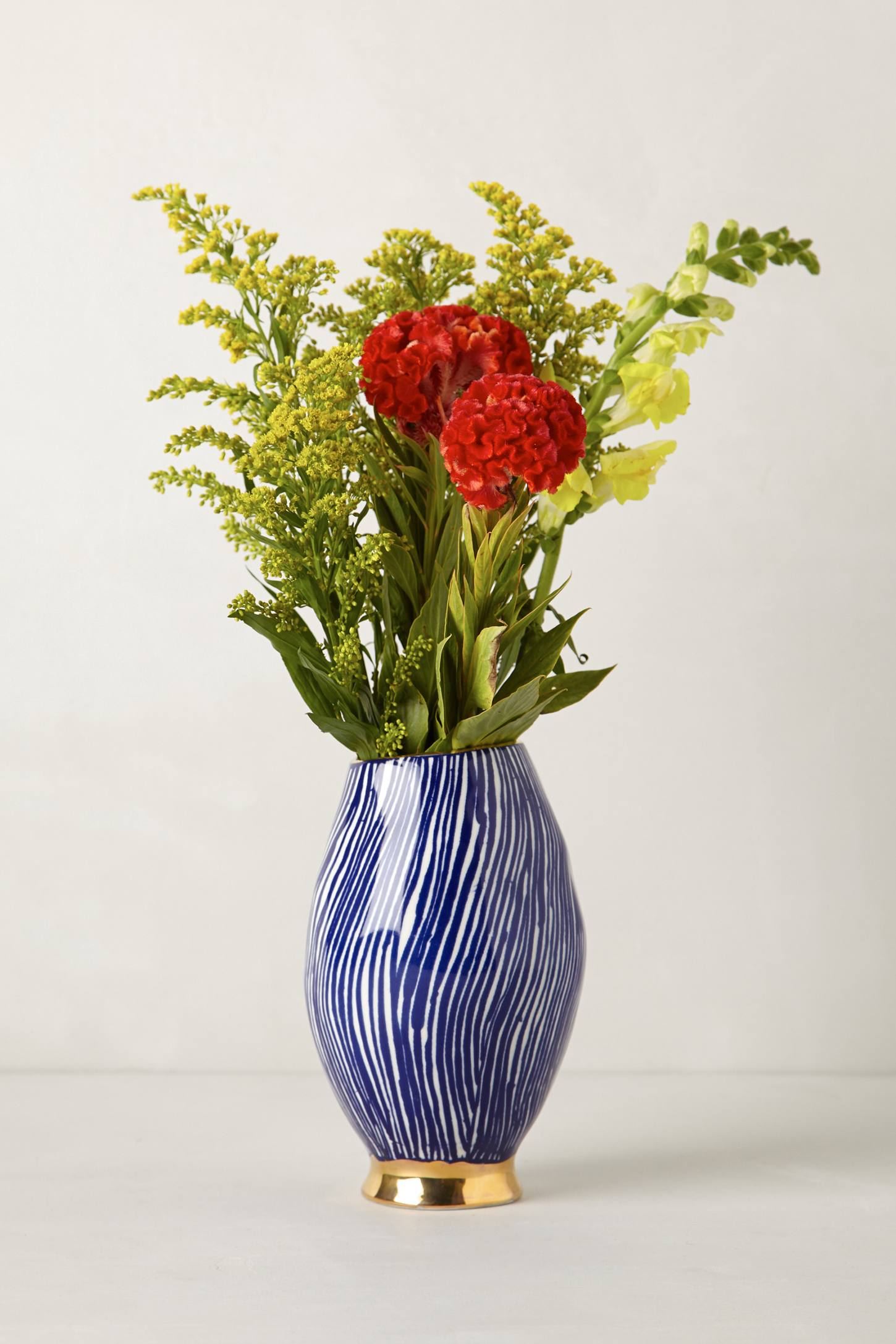 Позолоченное основание синей керамической вазы